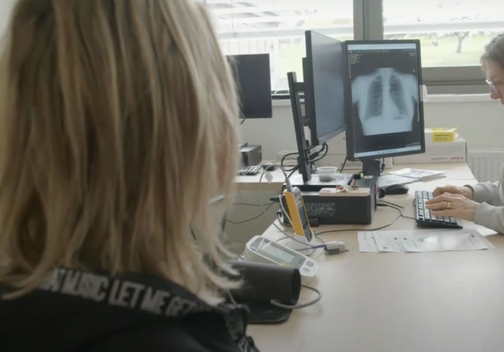 Lung health check appointment with female patient and doctor